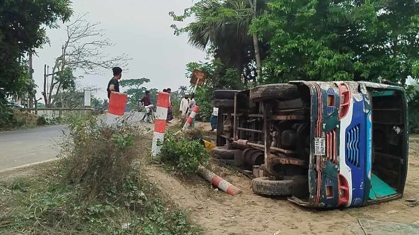 যাত্রীবাহী বাস ও ট্রাকের ধাক্কা বাস ছিটকে পড়ল ক্ষেত্রে