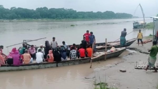 ময়মনসিংহ মহানগরীর কাচারিঘাটে সেতুর দাবি দীর্ঘদিনের। প্রতিদিন নৌকায় করে পারাপার হয় প্রায় ২০ হাজার মানুষ।