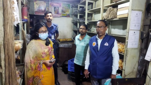 কক্সবাজারে বিএসটিআই ও উপজেলা প্রশাসনের যৌথ মোবাইল কোর্ট: তিন প্রতিষ্ঠানকে মোট ১.২০ লক্ষ টাকা জরিমানা