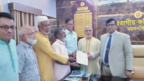 ময়মনসিংহ হতে মোহনগঞ্জ গামী লোকাল ট্রেনটি চালুর দাবীতে রেলপথ উপদেষ্টা বরাবর বিভাগীয় কমিশনারের মাধ্যমে নেত্রকোনা সমিতি, ময়মনসিংহ এর স্মারকলিপি প্রদান