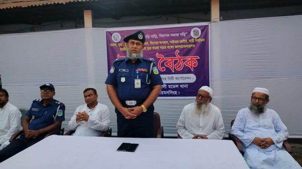 ময়মনসিংহের নওমোল সান ফ্লাওয়ার স্কুল মাঠে ১১ নং ওয়ার্ডে ওসি মোঃ সফিকুল ইসলাম খান এর উঠান বৈঠক।