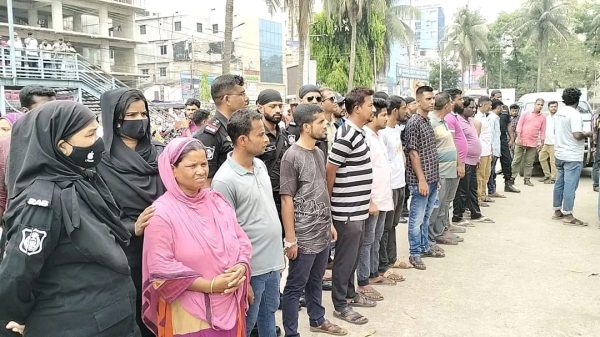 ময়মনসিংহের হাসপাতাল থেকে নারীসহ ১৪ দালালকে আটক করেছে- র‍্যাব