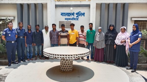 গত ২৪ ঘন্টায় ময়মনসিংহ কোতোয়ালী মডেল থানা পুলিশ অভিযান পরিচালনা করিয়া মোট ১২ জন আসামী গ্রেফতার করা হয়।