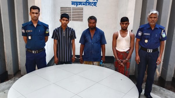 গত ২৪ ঘন্টায় ময়মনসিংহ কোতোয়ালী মডেল থানা পুলিশ অভিযান পরিচালনা করিয়া মোট ০৩ জন আসামী গ্রেফতার করা হয়।