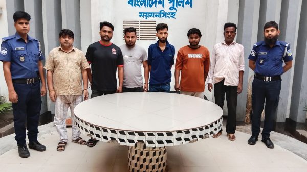 গত ২৪ ঘন্টায় ময়মনসিংহ কোতোয়ালী মডেল থানা পুলিশ অভিযান পরিচালনা করিয়া মোট ০৬ জন আসামী গ্রেফতার করা হয়।