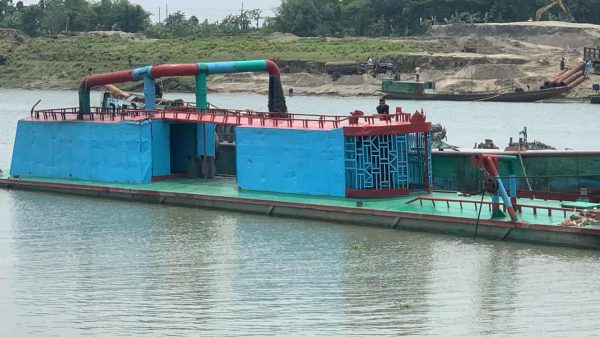 নান্দাইলে ব্রহ্মপুত্র নদ থেকে অবৈধ ভাবে বালু উত্তোলন, হুমকির মুখে নদী পাড় ও ফসলী জমি।