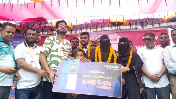 জগন্নাথপুরে ওয়ালটনের পুরস্কার খালেদা'র হাতে তুলে দিয়েছেন চিত্র নায়ক আমিন খান