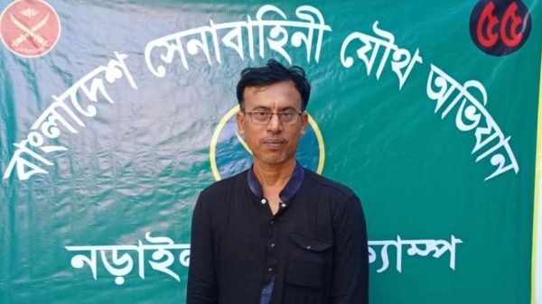 নড়াইল সদরে গরুর হাটে সরকারি নির্ধারিত অতিরিক্ত ইজারা সেনাবাহিনী মোবাইল কোর্ট।