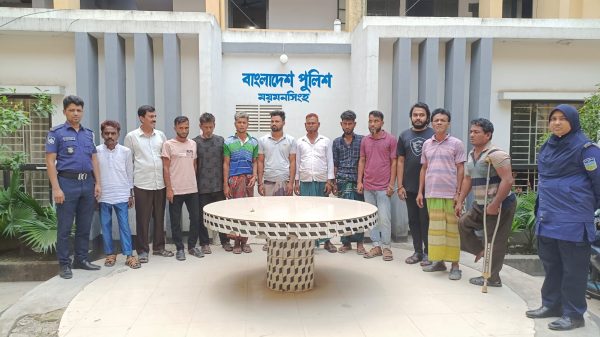 গত ২৪ ঘন্টায় ময়মনসিংহ কোতোয়ালী মডেল থানা পুলিশ অভিযান পরিচালনা করিয়া মোট ১৪ জন আসামী গ্রেফতার করা হয়।