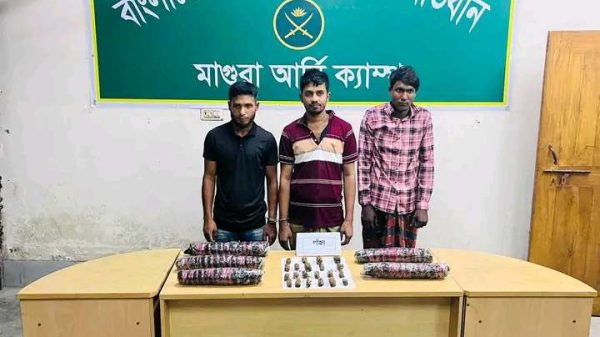 মাগুরায় আর্মি ক্যাম্পেরে অভিযানে ৩ জন আটক