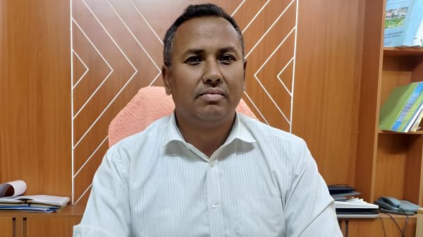 বৃষ্টির মধ্যেই সড়কে ঢালাই! প্রকৌশলী বললেন, অনিয়ম হলে আমার কি করণীয়?