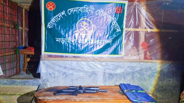 নড়াইলের কালিয়ায় সেনাবাহিনীর অভিযানে স্নাইপার রাইফেল উদ্ধার