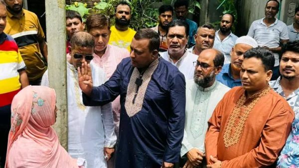 সাভারে ঘর নির্মাণের জন্য তারেক রহমানের পক্ষে বিধবাকে আর্থিক সহায়তা দিলেন খোরশেদ