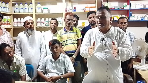 বৃষ্টি উপেক্ষা করে ভোট চেয়ে গণসংযোগ ও পথসভায় বক্তব্য রাখেন - আখতারুল আলম ফারুক