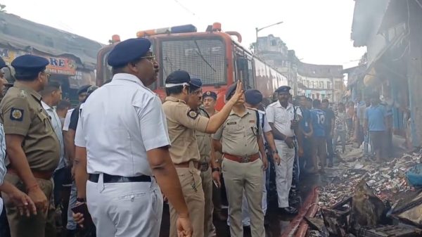 খিদিরপুর বাজারে বিধ্বংসী অগ্নিকাণ্ডে ১৩০০ টি দোকান ক্ষতিগ্রস্ত ঘটনাস্থলে দমকল মন্ত্রী সুজিত বোস।—