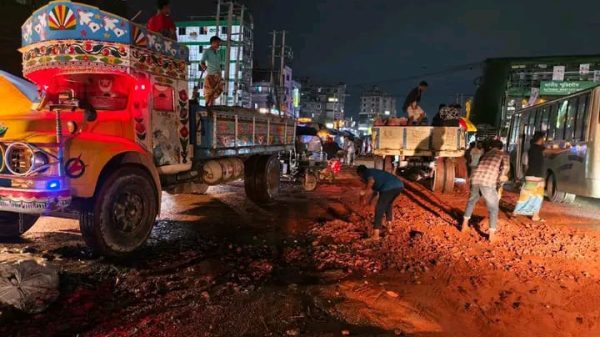 বিএনপি নেতা মেহেদী হাসান এর উদ্যোগে রাস্তা সংস্কার