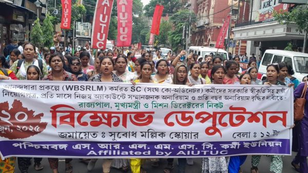 আনন্দধারা প্রকল্পে কর্মরত এস সি মহিলা কর্মীরা , স্থায়ী কর্মীর স্বীকৃতি ও বিভিন্ন দাবী নিয়ে বিক্ষোভ ও ডেপুটেশন দিলেন।