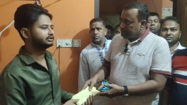 সাভারে দগ্ধ নারী পোষাক শ্রমিকের পাশে দাড়ালেন বিএনপি নেতা খোরশেদ আলম