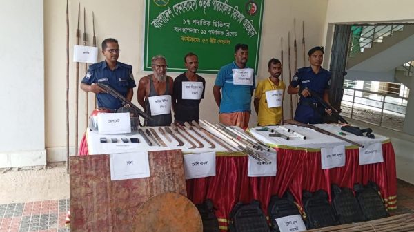 সেনা বাহিনীর অভিযানে বিপুল পরিমাণ অস্ত্র সহ ৪ জনকে আটক