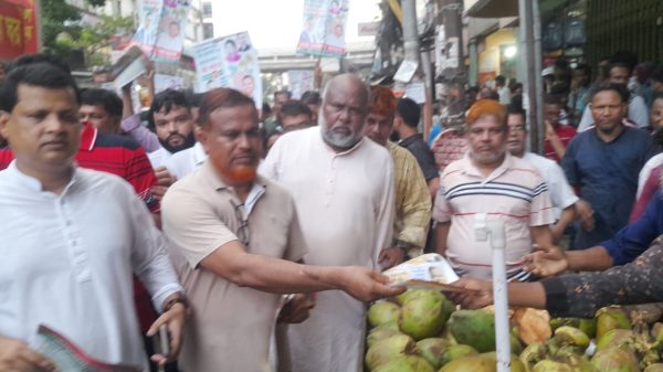 খিলক্ষেতে লিফলেট বিতরণ করলেন ঢাকা-১৮ আসনের বিএনপির এমপি পদপ্রার্থী মোস্তফা জামান