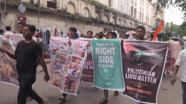 সাধারণ মানুষ বিদেশী দ্রব্য বয়কটে পথে নামলেন, অবিলম্বে বিদেশী দ্রব্য বয়কট করুন।