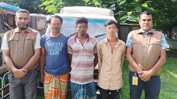 ময়মনসিংহ এর অভিযানে ০১টি লেগুনা গাড়ীসহ ০৩ জন চোর গ্রেফতার।