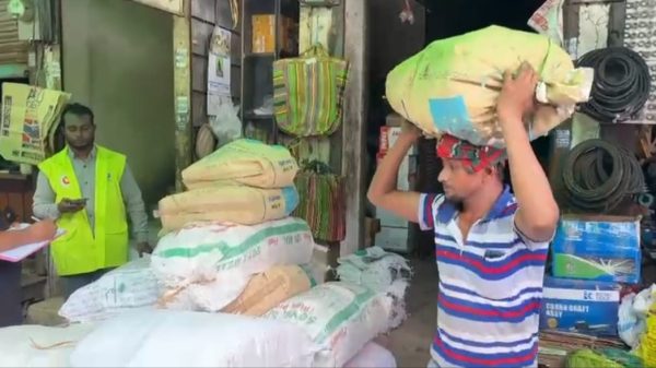 সাভারে পরিবেশ অধিদপ্তরের অভিযানে নিষিদ্ধ পলিথিন জব্দ ও জরিমানা