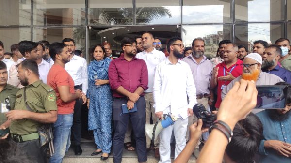 এনাম মেডিকেল কলেজ হাসপাতালে কর্মচারীদের বিক্ষোভ ও কর্মবিরতি