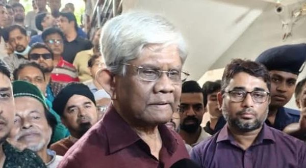 বাংলাদেশ ব্যাংক দুর্বল ব্যাংকগুলোকে পুনর্বাসনের চেষ্টা করছে বললেন, ড. সালেহ উদ্দিন আহমেদ।