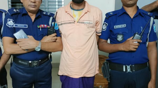 সাভারে পিস্তল ও ৭ রাউন্ড গুলিসহ শীর্ষ সন্ত্রাসী টুটুল গ্রেপ্তার