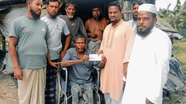 নন্দীগ্রামে সমাজসেবক মাও আব্দুস সালাম’র তত্ত্বাবধানে প্রতিবন্ধিকে আর্থিক সহযোগিতা