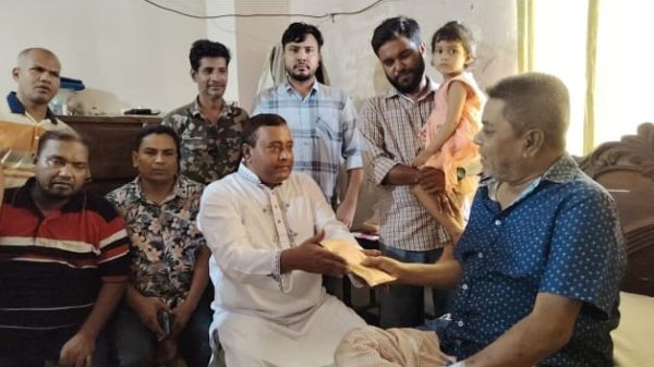 সাভারে অসুস্থ শ্রমিক দল নেতার চিকিৎসা সেবায় সহযোগিতার হাত বাড়িয়ে দিলেন খোরশেদ আলম