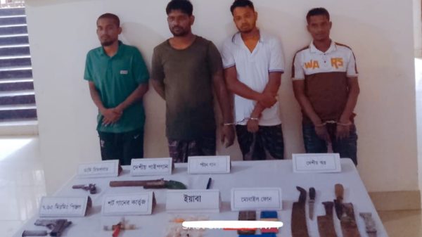 বটিয়াঘাটায় শীর্ষ সন্ত্রাসী অস্ত্র সহ শাকিল গ্রেফতার