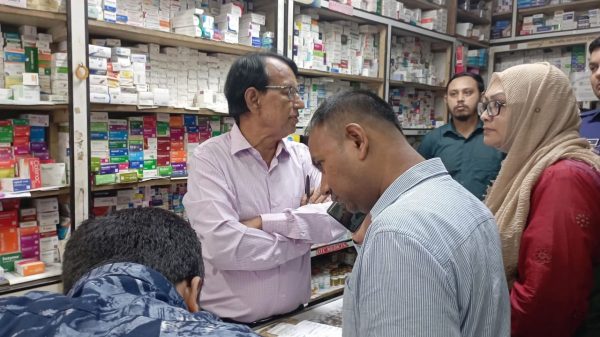 ছাতক শহরের নীপা ফার্মেসিতে ভ্রাম্যমাণ আদালতের অভিযান