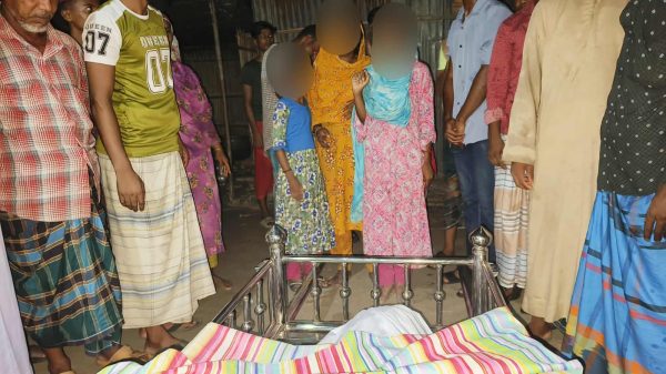 সড়ক দুর্ঘটনায় নিহত অটোচালক বানুর জানাজা অনুষ্ঠিত, অসহায় হয়ে পড়েছে তার তিনটি কন্যা সন্তান।