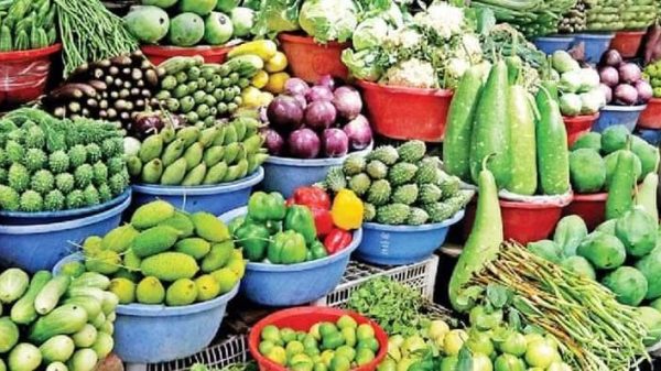 অতিরিক্ত বৃষ্টির কারনে কাচা সবজিও মুরগির দাম বেশী মধ্যবিত্ত পরিবারের ভোগান্তি