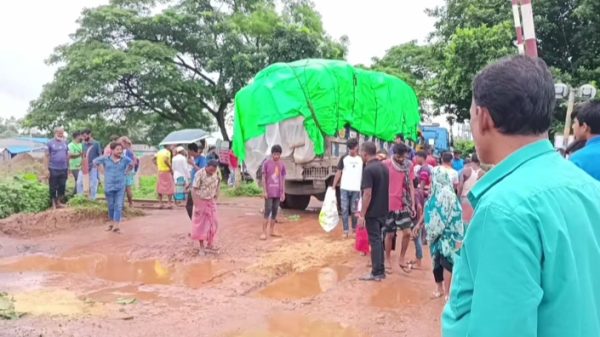 কালিয়াকৈর ধান ভর্তি ট্রাক রেললাইন পার হওয়ার সময় ইন্জিন বিকল হয়ে পড়ে