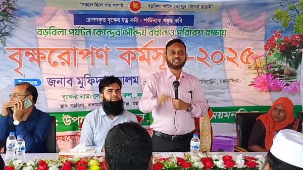 ফুলবাড়ীয়ার বড়বিলা পর্যটন কেন্দ্রের রাস্তা ও বৃক্ষরোপণ কর্মসূচির উদ্বোধন করেন -জেলা প্রশাসক মুফিদুল আলম