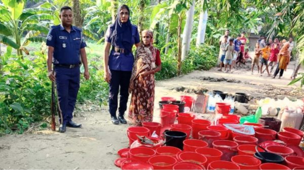 লালপুরে অবৈধ মদের কারখানায় সেনা অভিযান, মদ ও কাঁচামাল জব্দ,গ্রেফতার ১