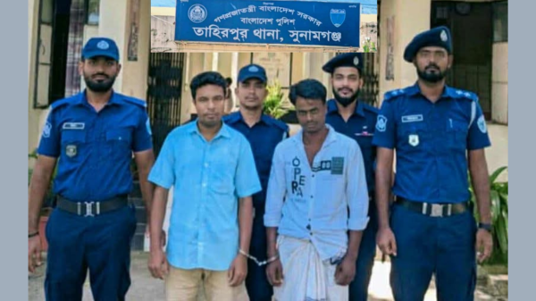 যাদুকাটা নদীতে অবৈধভাবে বালু উত্তোলন: নৌকা সহ দুইজন গ্রেফতার