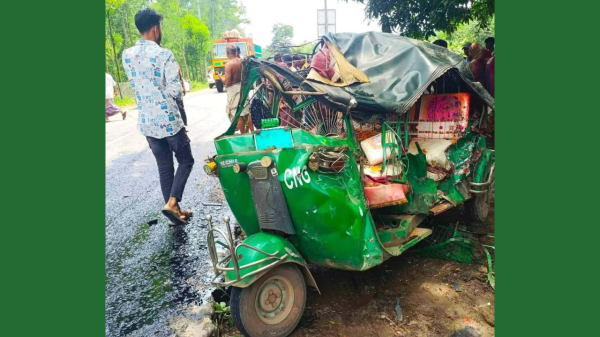 কালিয়াকৈর কভারভ্যানও সিএনজি মুখোমুখি সংঘর্ষে একই পরিবারের তিনজন নিহত